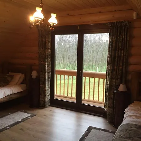 Lodge Holden Log House Gyarmat *